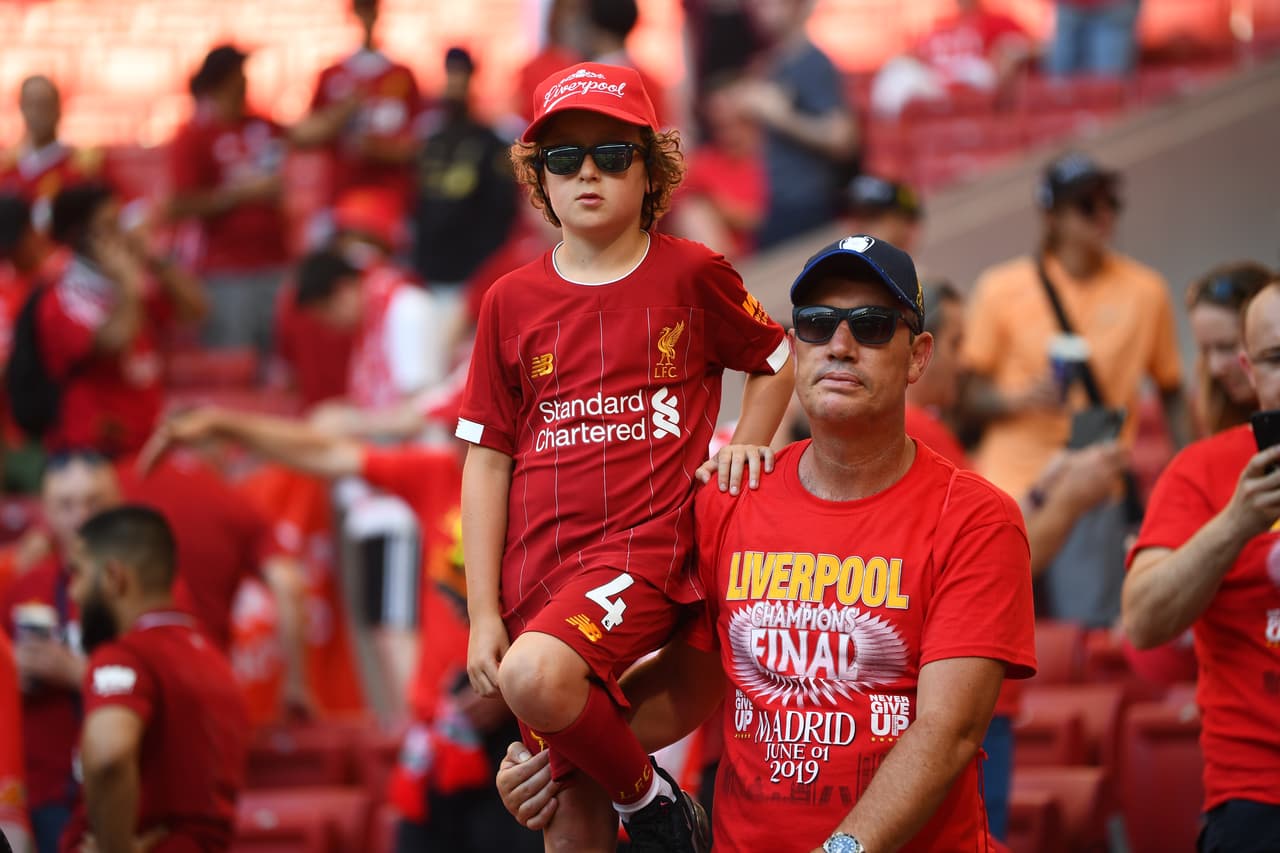 Ilusionados, con el firme deseo de que no se repita la derrota en la Final de hace un año ante el Real Madrid, los aficionados del Liverpool se fueron tomando el Metropolitano desde tempranas horas con sus banderas, playeras y bufandas alusivas al sentimiento de Anfield.
