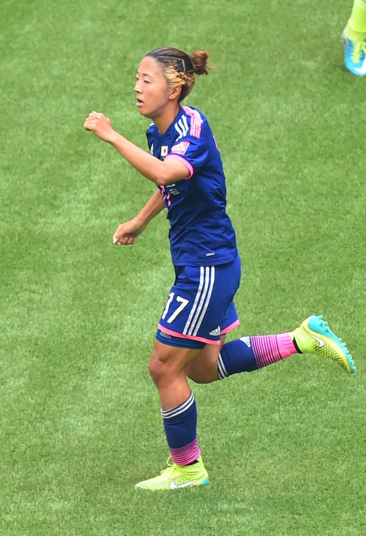 Tras recibir tres goles, el equipo de Japón se mostró más agresivo y anotó el descuento por medio de Yuki Ogimi quien definió de buena manera.