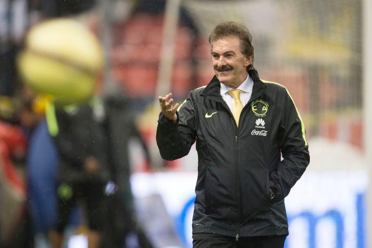 Ricardo La Volpe logró su triunfo 17 en su carrera enfrentando a los Pumas en torneos cortos, el ‘Bigotón’ se ha medido a los felinos en 41 ocasiones con saldo ahora de 17 victorias, 10 empates y 14 victorias.