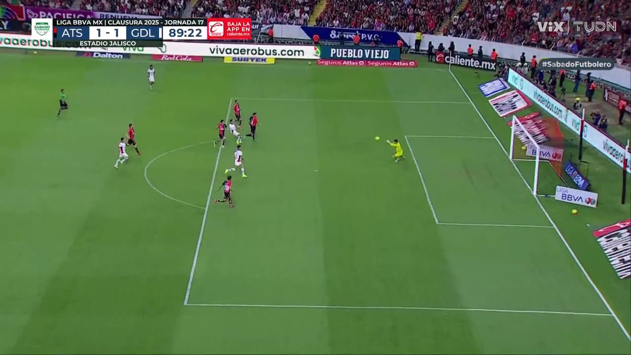 ¡Chivas perdona! El nene Beltrán estrella su disparo en Camilo Vargas