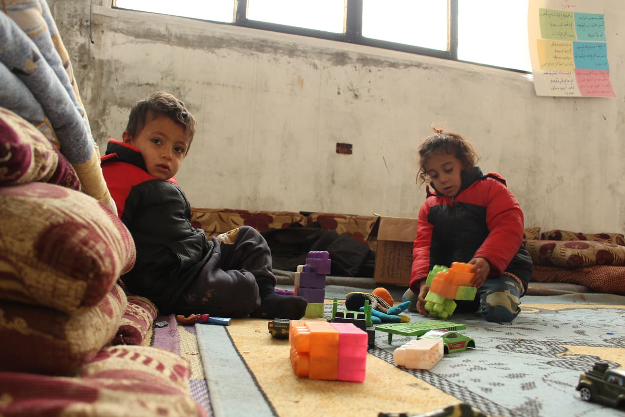 Hussein, de cuatro años y Khofran, juegan juntos en una sala en Holko, una escuela inacabada en la que 15 familias desplazadas viven ahora en condiciones nefastas. Hussein y su familia huyeron de Deir-ez-Zor, Siria, hace dos años cuando la violencia estalló en su vecindario. Millones de niños han huido de la violencia implacable con nada más que la ropa que llevan encima. Algunos reciben ayuda de UNICEF, que ha distribuido ropa de invierno y mantas térmicas para cerca de 750,000 niños. Cinco de diciembre de 2016.