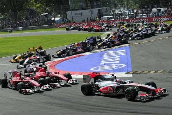 Alonso había ganado la 'pole position', pero James Button lo superó y tomó la punta en la primera curva.