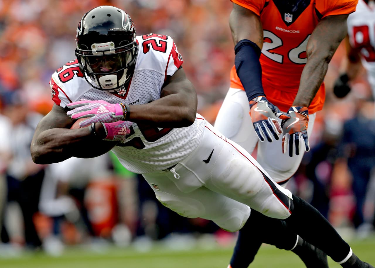 <b>Tevin Coleman – RB, Atlanta Falcons </b>
<br>Es un receptor convertido en corredor que le aporta mucho a la ofensiva de los Falcons. Este fin de semana no tuvo mucha actividad por tierra cosechando apenas 31 yardas pero fue mortal por aire recibiendo apenas cuatro pases que tradujo en 132 yardas y un touchdown para que Atlanta le quitara el invicto a los Broncos en su propia casa.