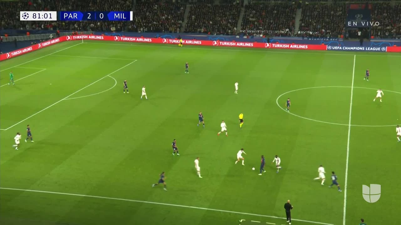 ¡TIRO ATAJADO! disparo por Kylian Mbappé.