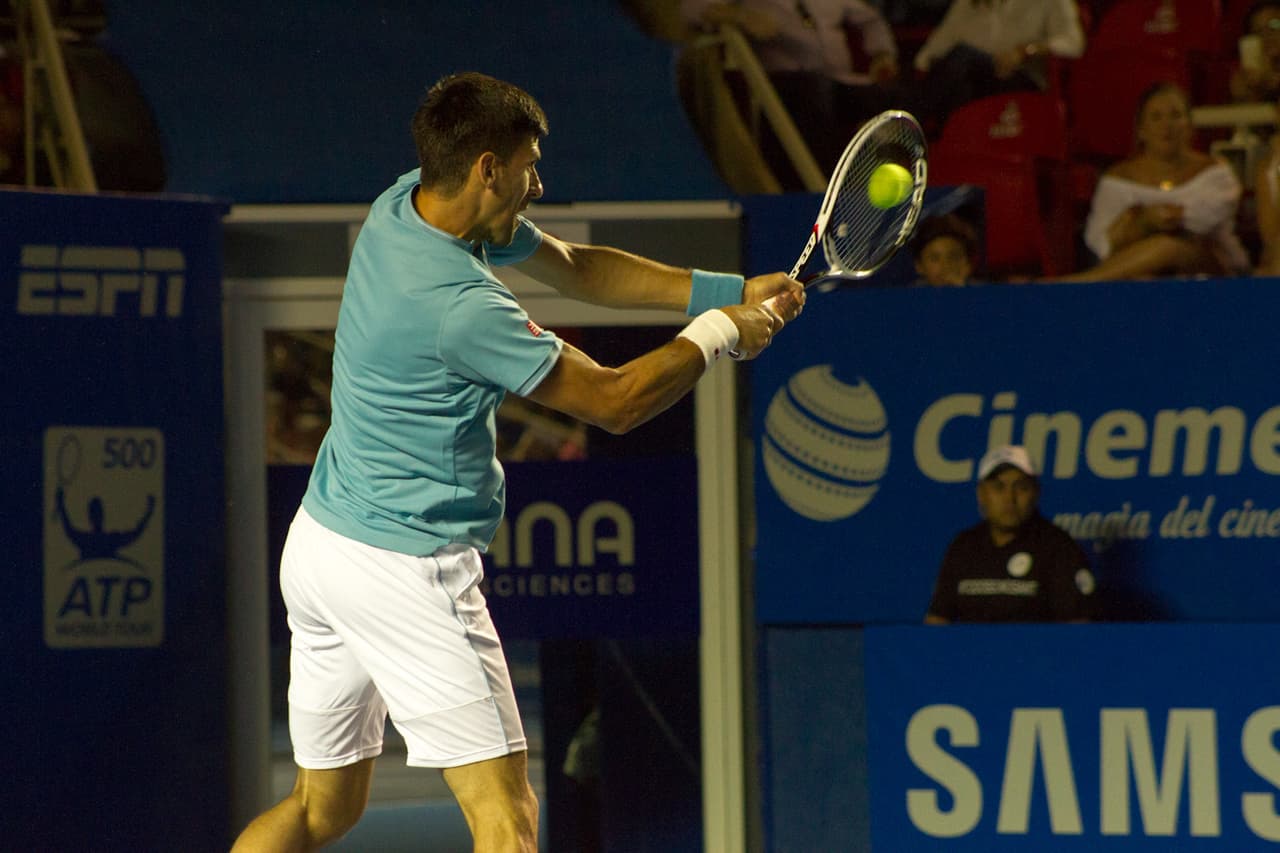 Nick Kyrgios eliminó al favorito del Abierto Mexicano, el serbio Novak Djokovic, número dos en la siembra de la ATP. El australiano dio una demostración de potencia y precisión con su saque que se tradujo en 25 aces para acceder a las Semifinales.