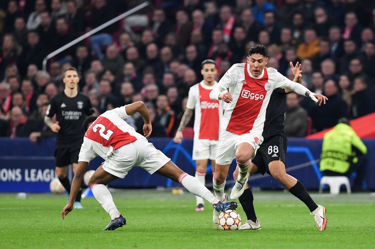 Edson dejaba la cancha a los 82 minutos y no se iba nada contento con el arbitraje.