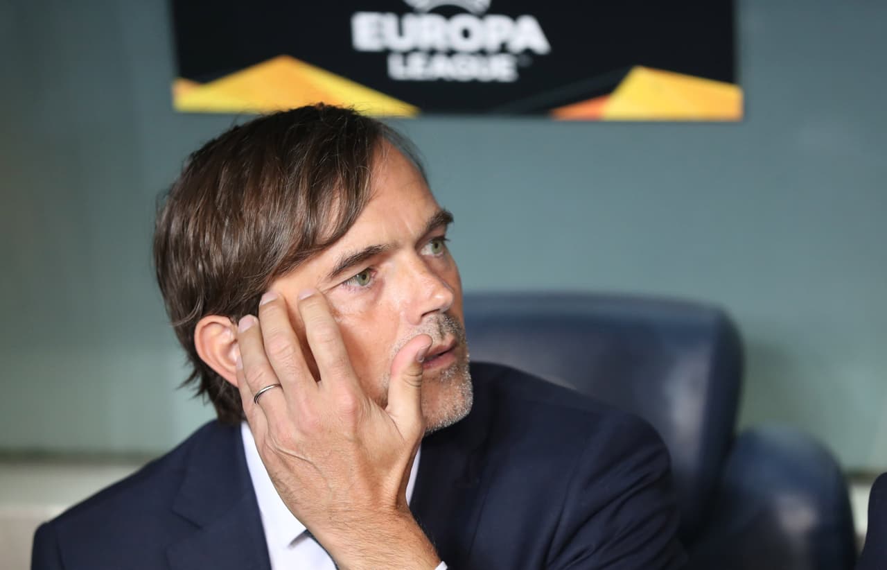 El holandés volvió a confiar en Reyes para conformar su defensa al lado de Martin Skrtel y Roman Neustädter haciendo línea de tres.