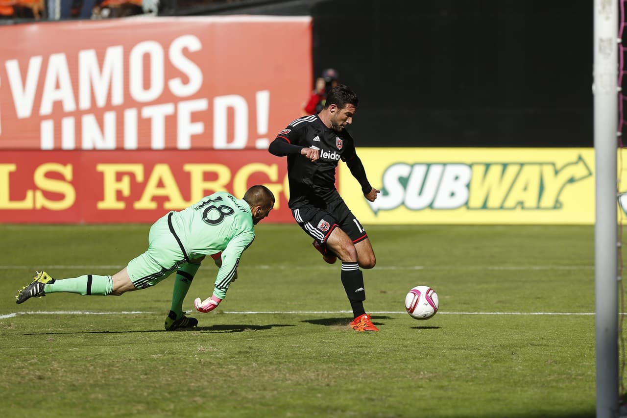 Chris Pontius marca para el DC United.