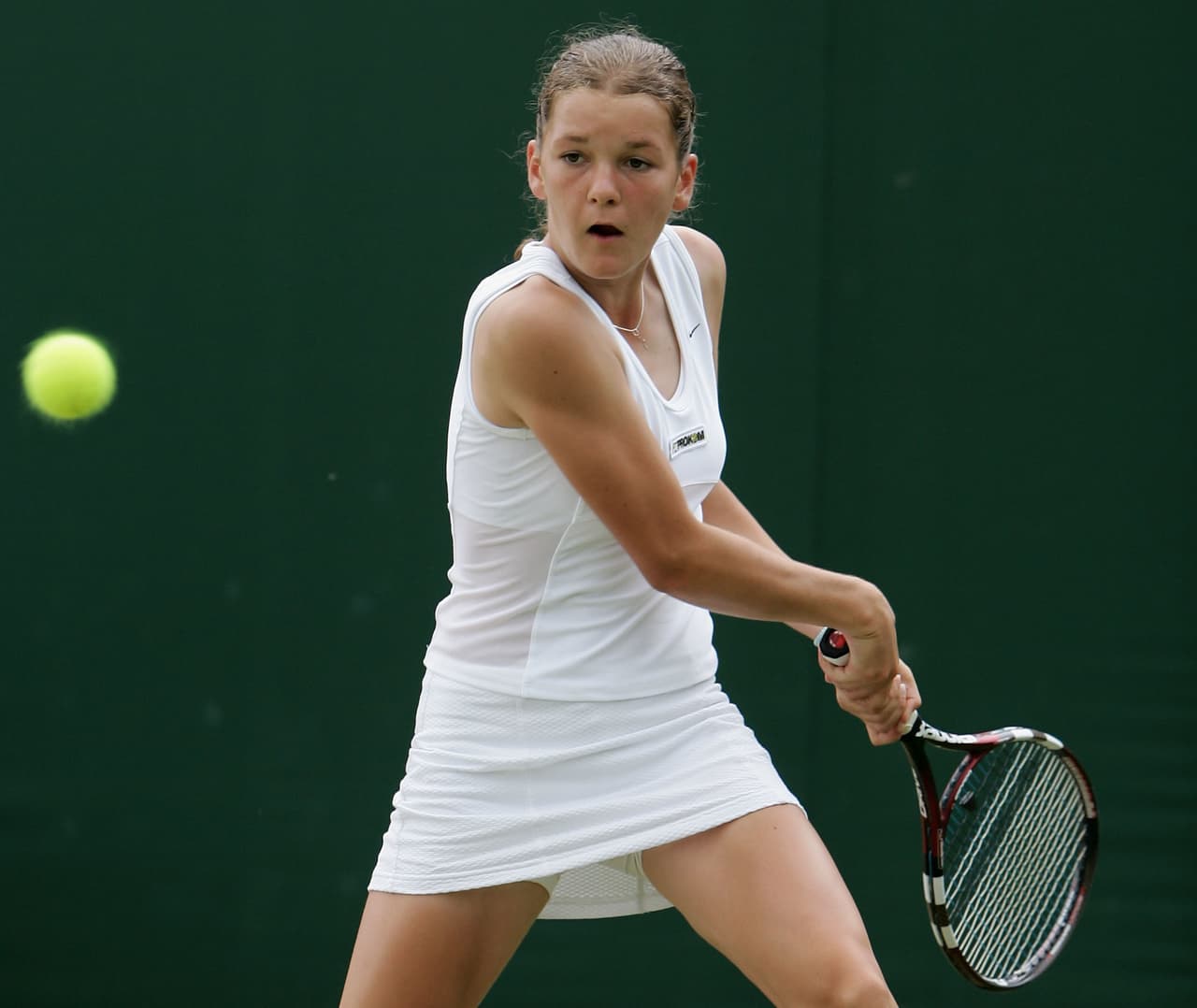 Esta es la apariencia de Radwanska en 2005, haciendo su debut en Wimbledon, el año en el que, a los 15 años de edad se convirtió en profesional, extremadamente joven.