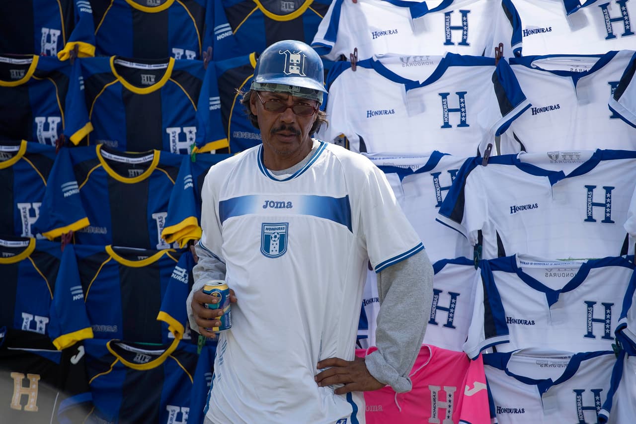 El ambiente en el Estadio Olímpico de San Pedro Sula es inmejorable en apoyo a la Bicolor en su juego contra el 'Tri'.