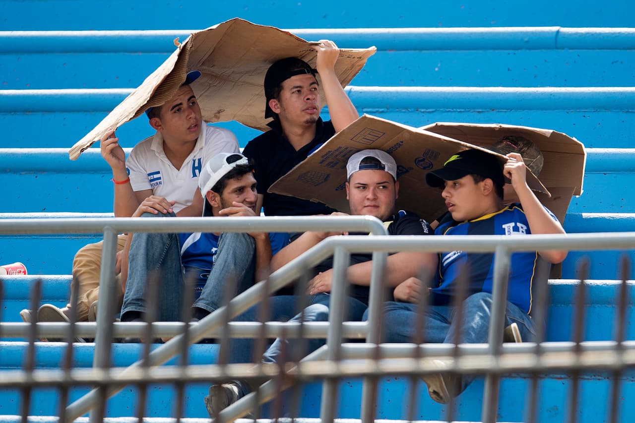 El ambiente en el Estadio Olímpico de San Pedro Sula es inmejorable en apoyo a la Bicolor en su juego contra el 'Tri'.