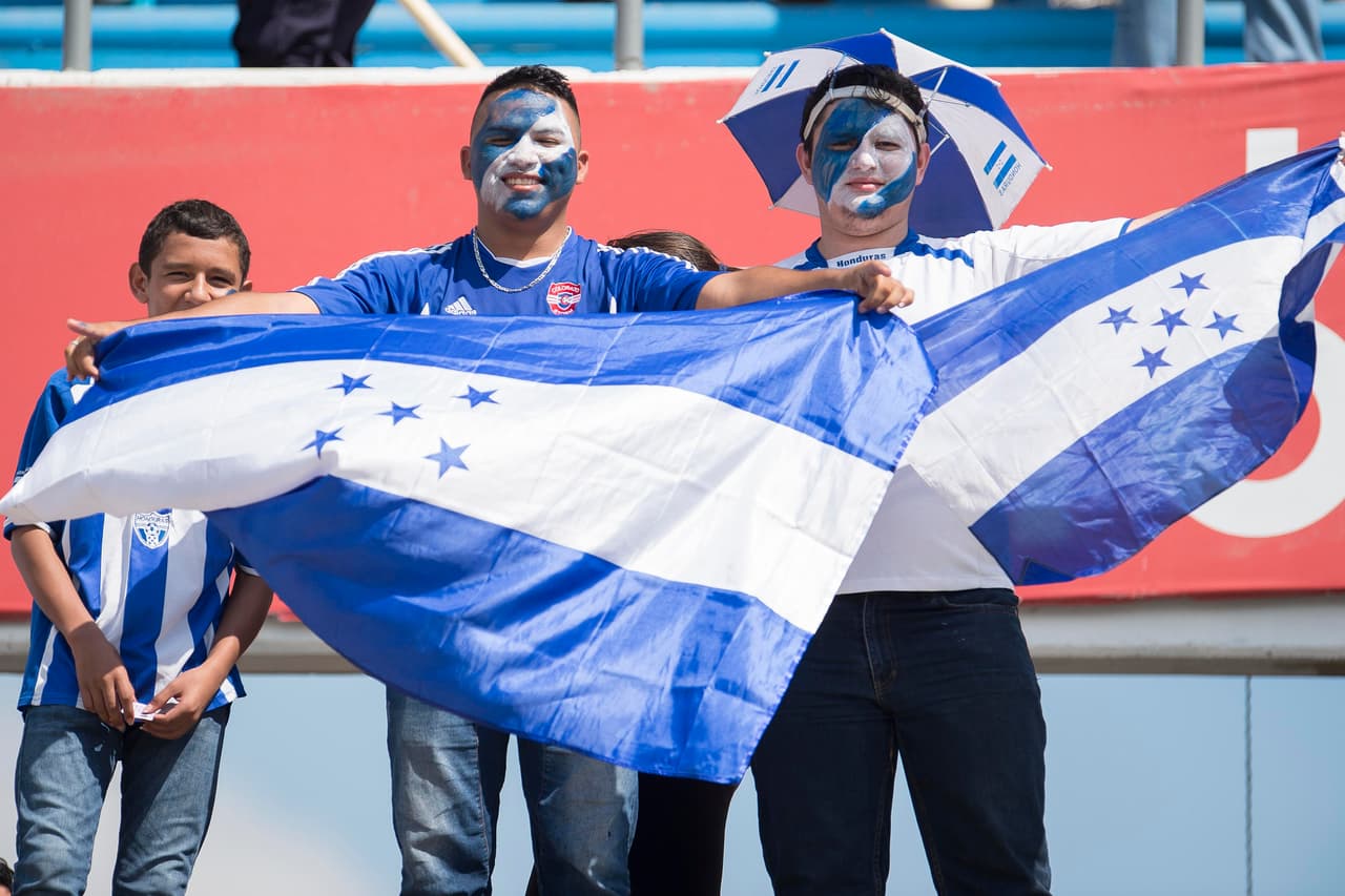 El ambiente en el Estadio Olímpico de San Pedro Sula es inmejorable en apoyo a la Bicolor en su juego contra el 'Tri'.
