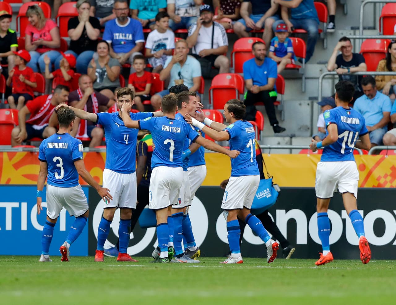 El portero no tuvo posibilidad y el equipo italiano celebró el gol en contra que los estaba poniendo en las Semifinales del Mundial.