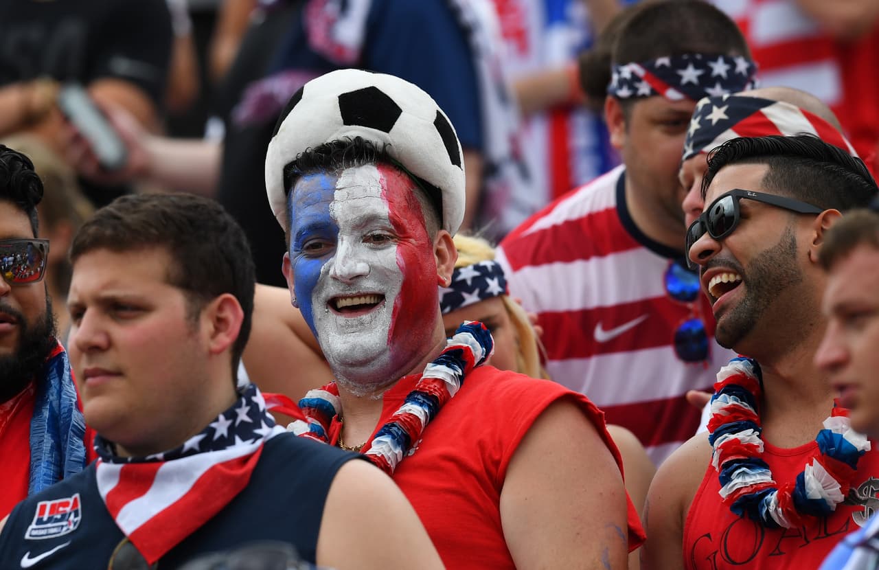 Con banderas, maquillajes, máscaras e incluso con coloridos trajes, aficionados de Ghana y Estados Unidos apoyaron a sus selecciones en partido amistoso previo a la Copa de Oro.