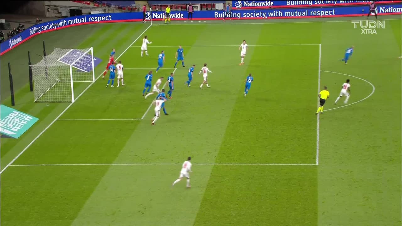 ¡TIRO ATAJADO! disparo por Phil Foden.