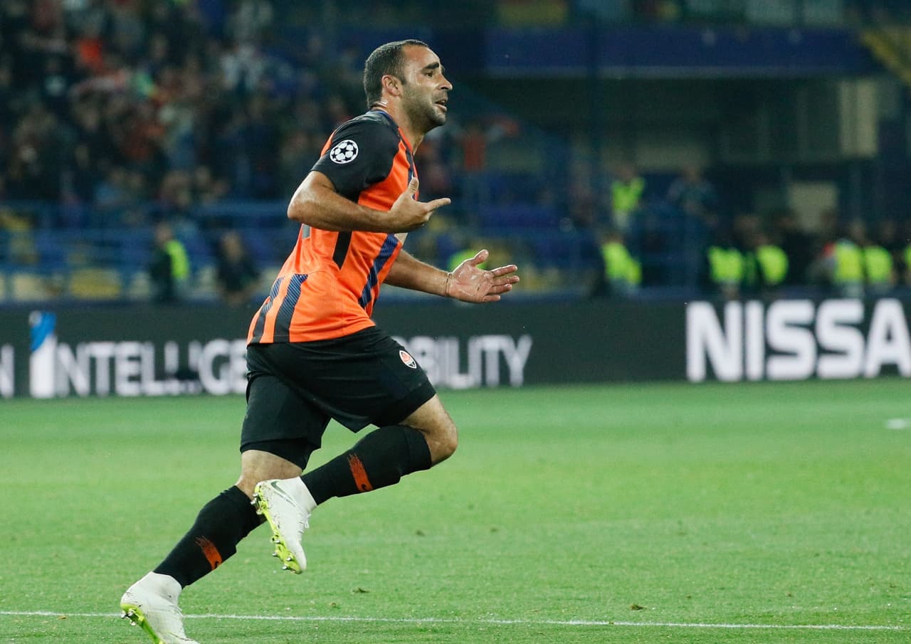 Parecía que el balón se le iba de su control, pero con una buena estirada logró enviarlo al fondo del arco.