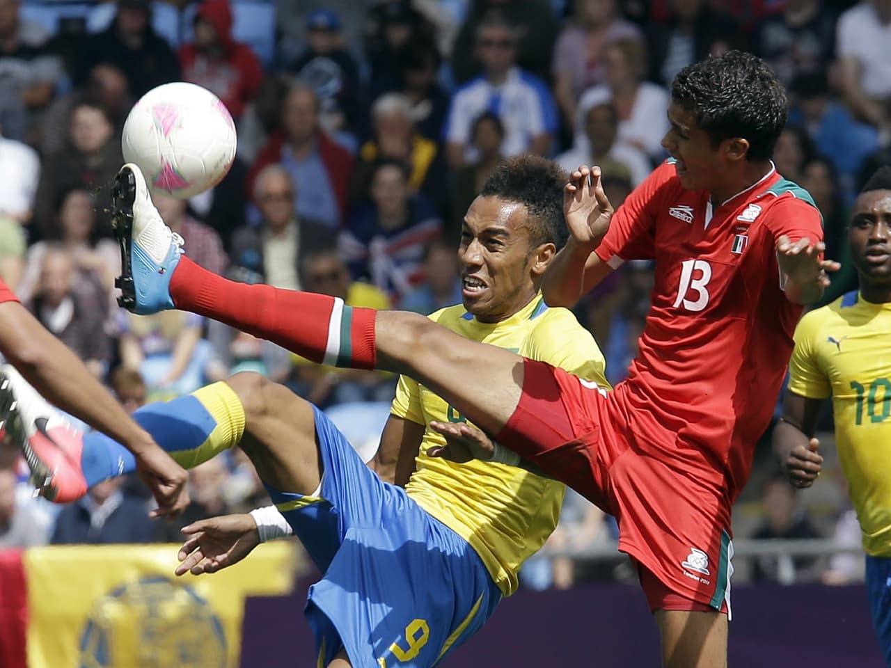 Diego Reyes le gana un balón a Pierre Aubameyang en el duelo entre México y Gabón.