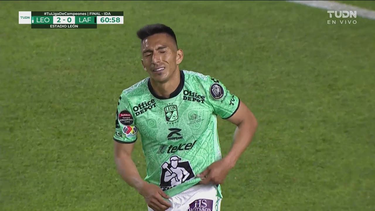 ¡Otra falla de Mena! El ecuatoriano desviado de cabeza y deja ir el 3-0