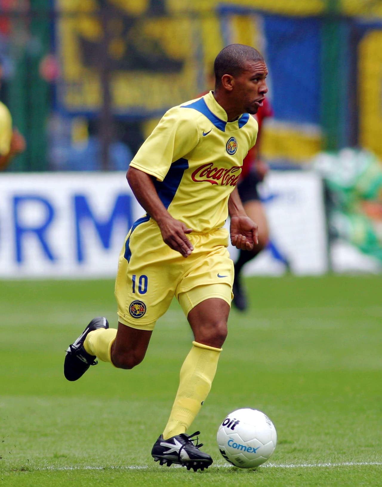 El mediocampista brasileño Djalminha, recordado en el Deportivo de La Coruña, llegó para retirarse al América en el 2004.