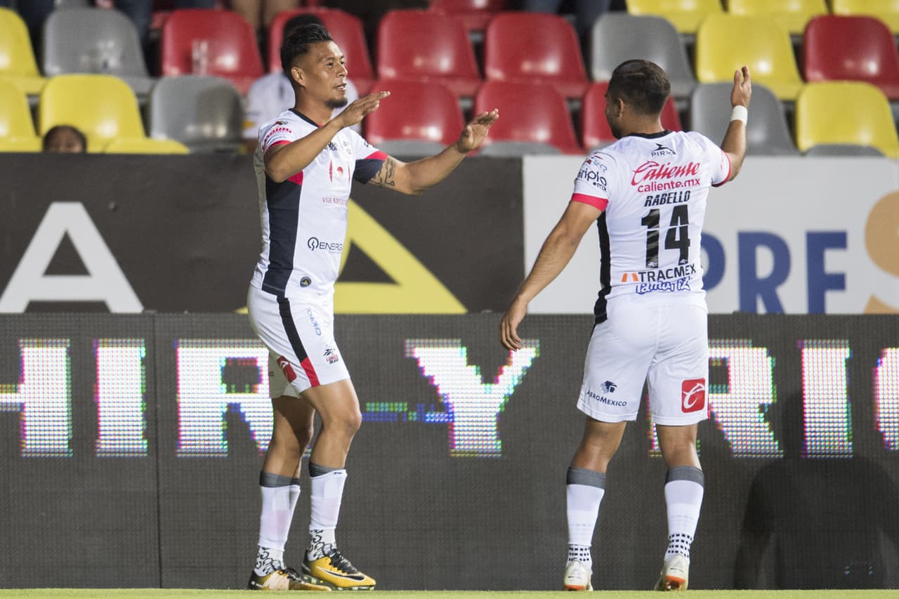 Al minuto 38 Michael Orozco (izquierda) anotó de cabeza el primer gol del partido para Lobos BUAP.