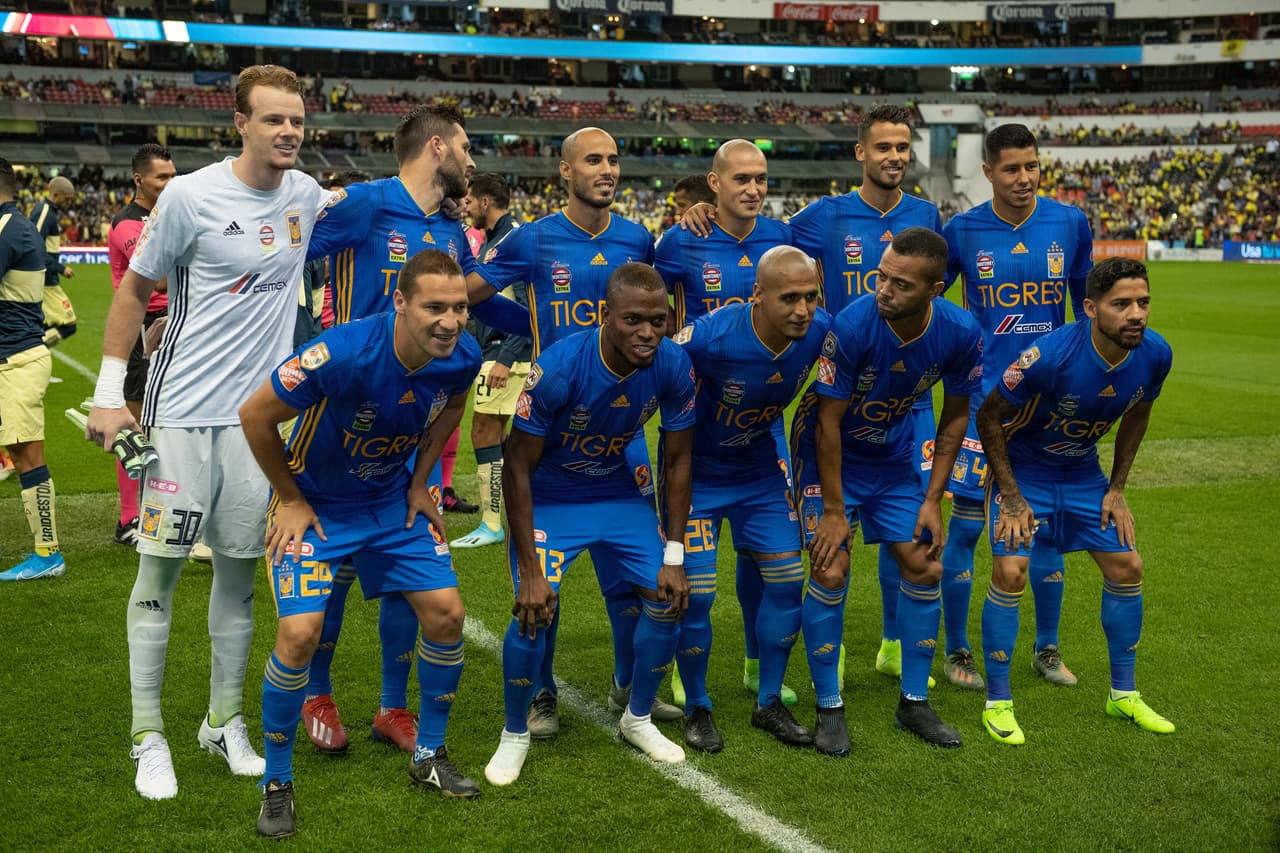 Sale a la cancha con la ilusión del canterano que debuta, y lo hace en el Estadio Azteca.