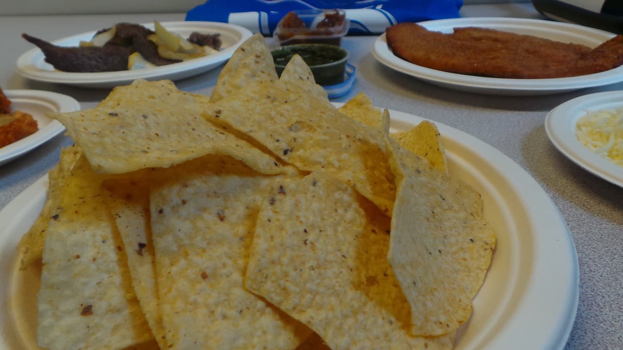 Organiza los nachos en un plato o una refractaria.