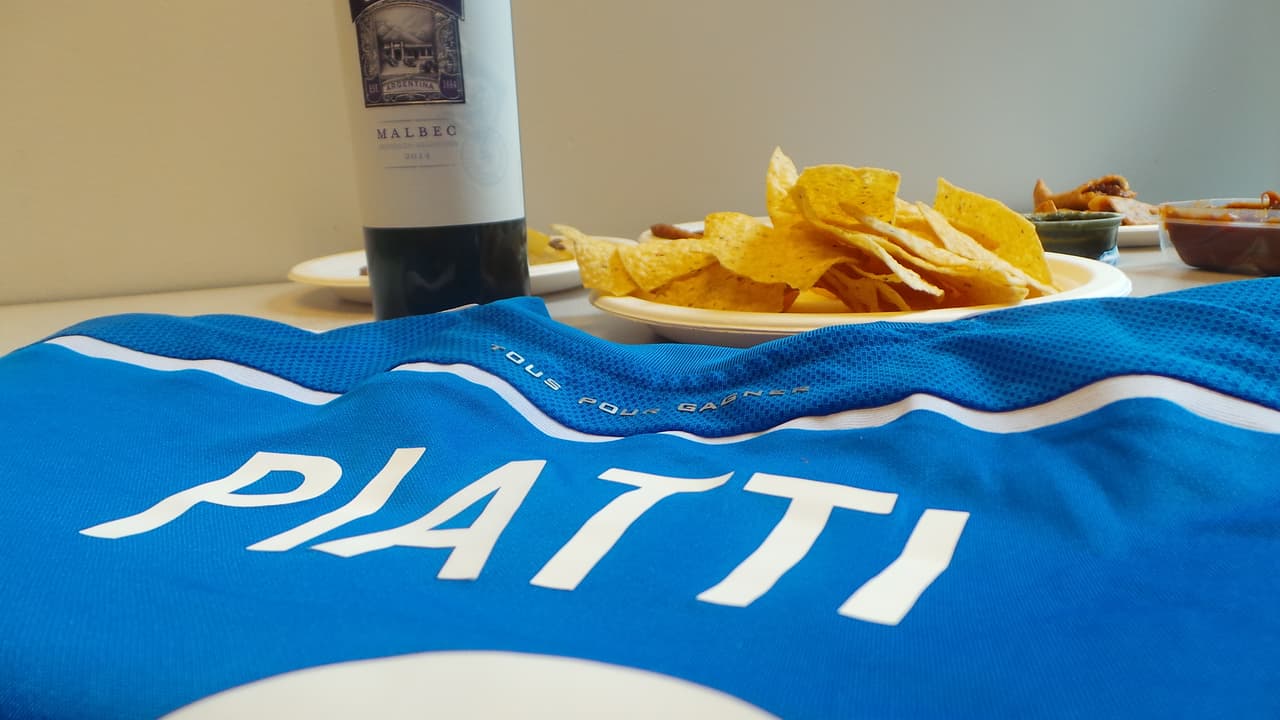 Puedes por supuesto acompañarlos con tu bebida favorita, pero recomendamos que sea con un vino tinto. Un Malbec de Mendoza es más que apropiado.