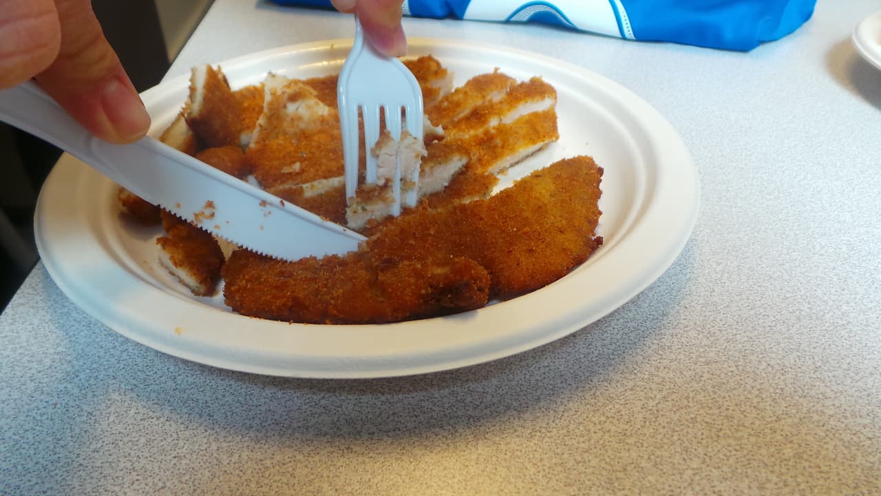 Posteriormente cortaremos 1 Libra de Milanesa en julianas para que se puedan mezclar mejor con los nachos.