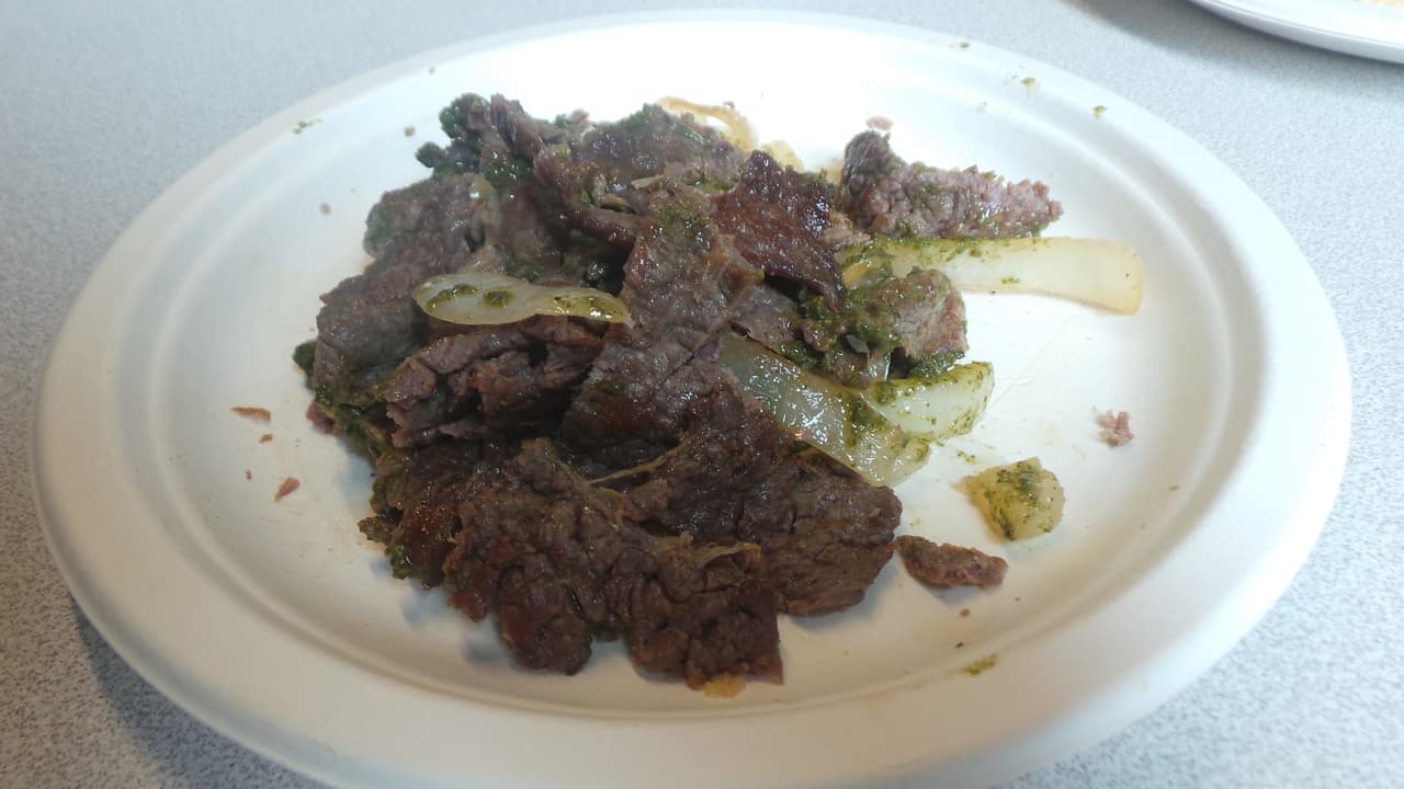 Agrégale el Chimichurri a la Carne Asada y mezcla un poco ambos ingredientes. Un poco de cebolla le dará un toque especial.