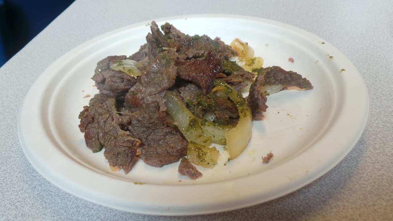 Es el turno de la Carne Asada. Corta en julianas 1 Libra.