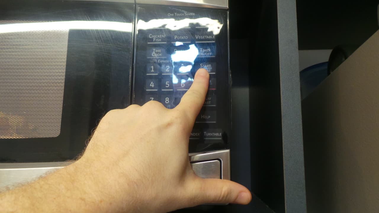 Precalienta el Horno a 350 Grados. Nosotros somos afortunados de tener un Microondas que a la vez funciona como Horno de cocina.