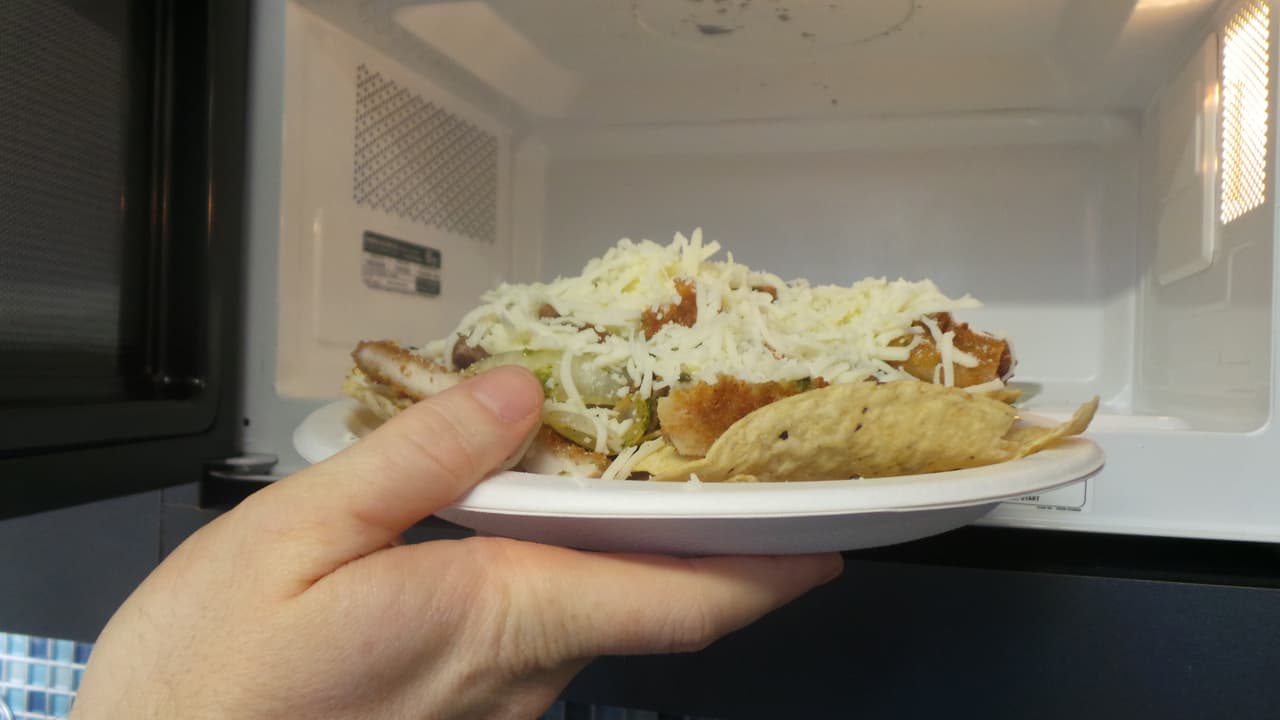 Lleva el plato o la refractaria al Horno precalentado y asegúrate de calentar los Nachos durante 10 Minutos o hasta que se derrita todo el queso.