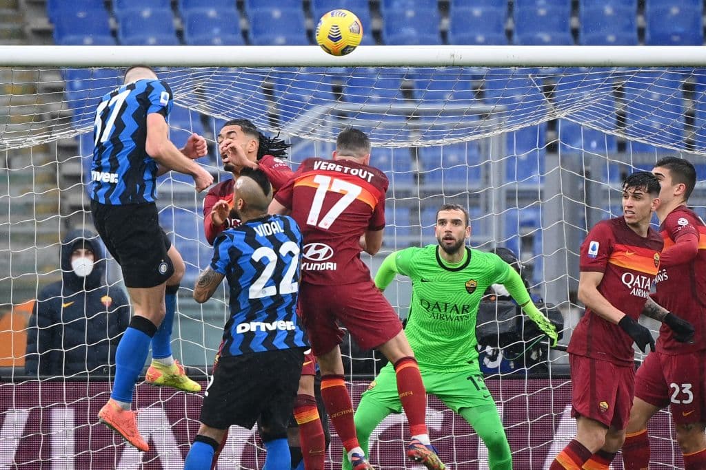 Se emapata el encuentro entre la Roma e Inter 2-2, durante la Jornada 17 de la Serie A. Lorenzo Pellegrini abrió el marcador a favor de los Giallorossi, pero los goles de Skriniar y Hakimi pusieron arriba a los 'Nerazurri', fue al minuto 86 cuando Gianluca Mancini igualó el marcador.