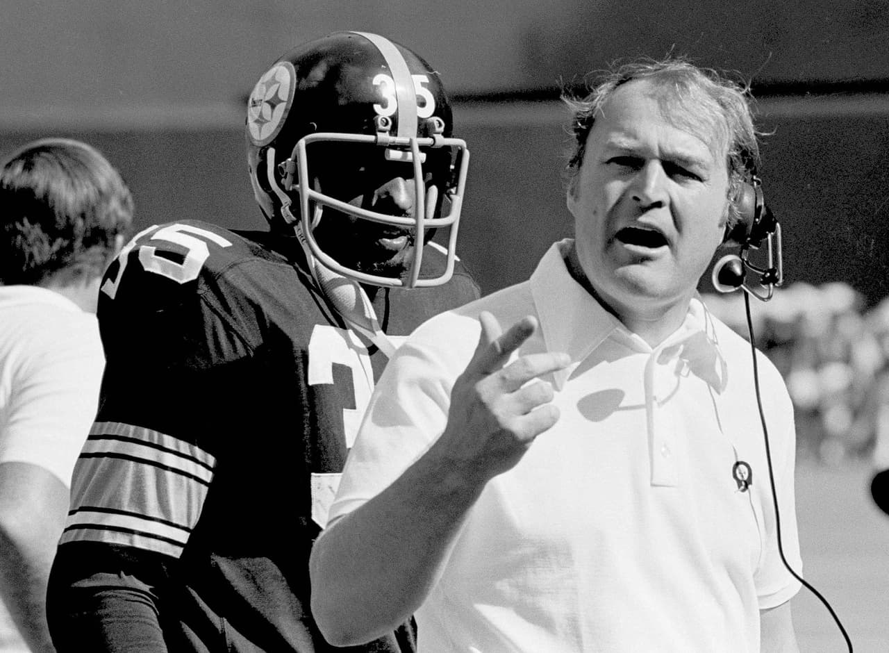 <i><b>9.- Chuck Noll</b></i>
<br>Equipos: Pittsburgh 1969-91
<br>Marca: 193-148-1 (23 años), 16-8 in playoffs
<br>Títulos divisionales: 9
<br>Títulos de Super Bowl como head coach: 4 (IX, X, XIII, XIV)
<br>Pro Football Hall of Fame (1993)
<br>NFL 100 All-Time Team (2019)