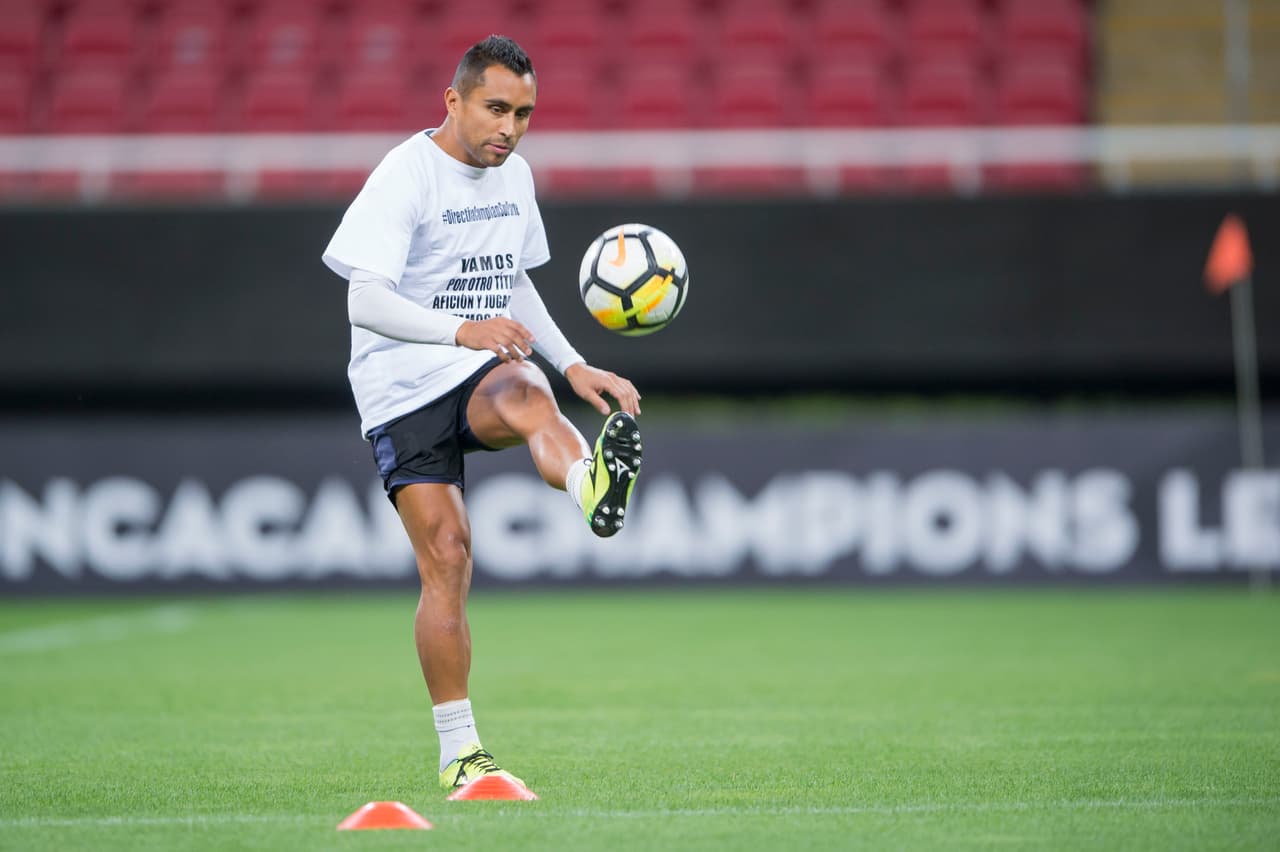 La polémica se tomó el último entrenamiento de las Chivas antes de la final de la Concacaf Liga de Campeones en el estadio Akron. Los jugadores del Rebaño cumplieron la sesión con unas playeras de protesta por la deuda que tiene la directiva con ellos en cuanto a unos premios pactados. El ambiente se caldea a menos de 24 horas del decisivo partido ante Toronto F.C.