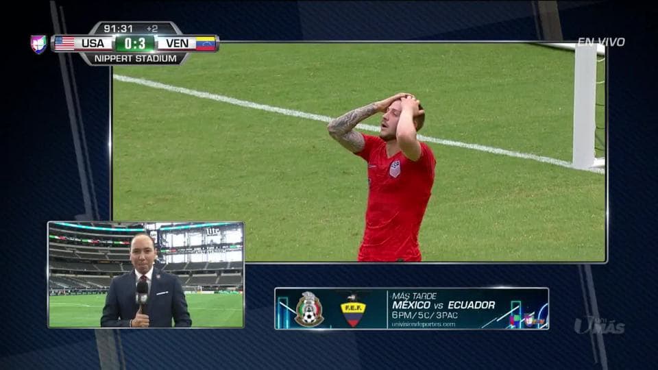 Tiro desviado de Paul Arriola