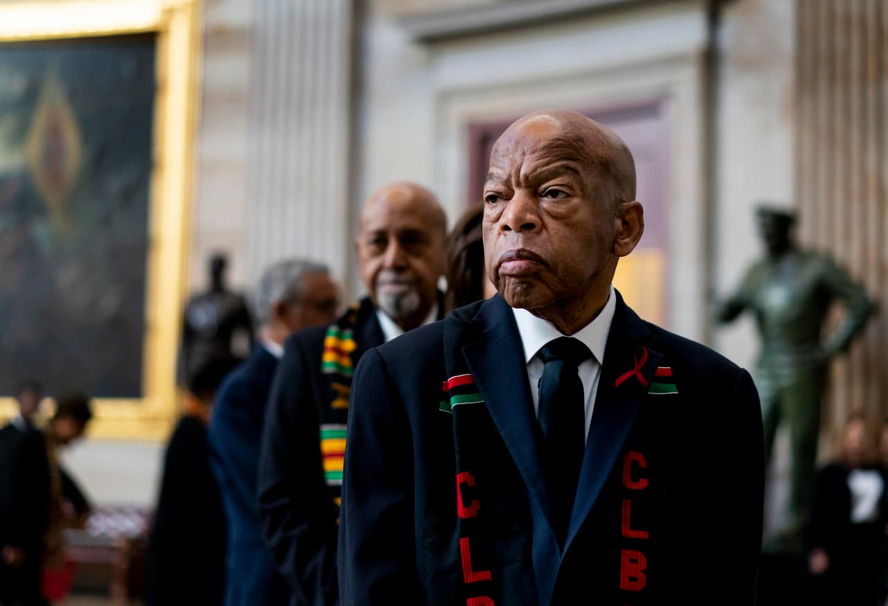 <b>John Lewis, 80 años. </b>Fue un ícono del movimiento de derechos civiles. Partició en la marcha que recibió una sangrienta paliza por parte de la policía estatal de Alabama en 1965, un episodio que ayudó a unir el movimiento contra a la segregación racial. Tuvo una larga y celebrada carrera en el Congreso. Falleció el 17 de julio de cáncer de páncreas. 
<a href="https://www.univision.com/local/atlanta-wuvg/activista-politico-e-icono-de-los-derechos-civiles-asi-fue-la-vida-y-obra-de-john-lewis-fotos"><u>Vea aquí la vida de John Lewis en fotos</u></a>
<br>