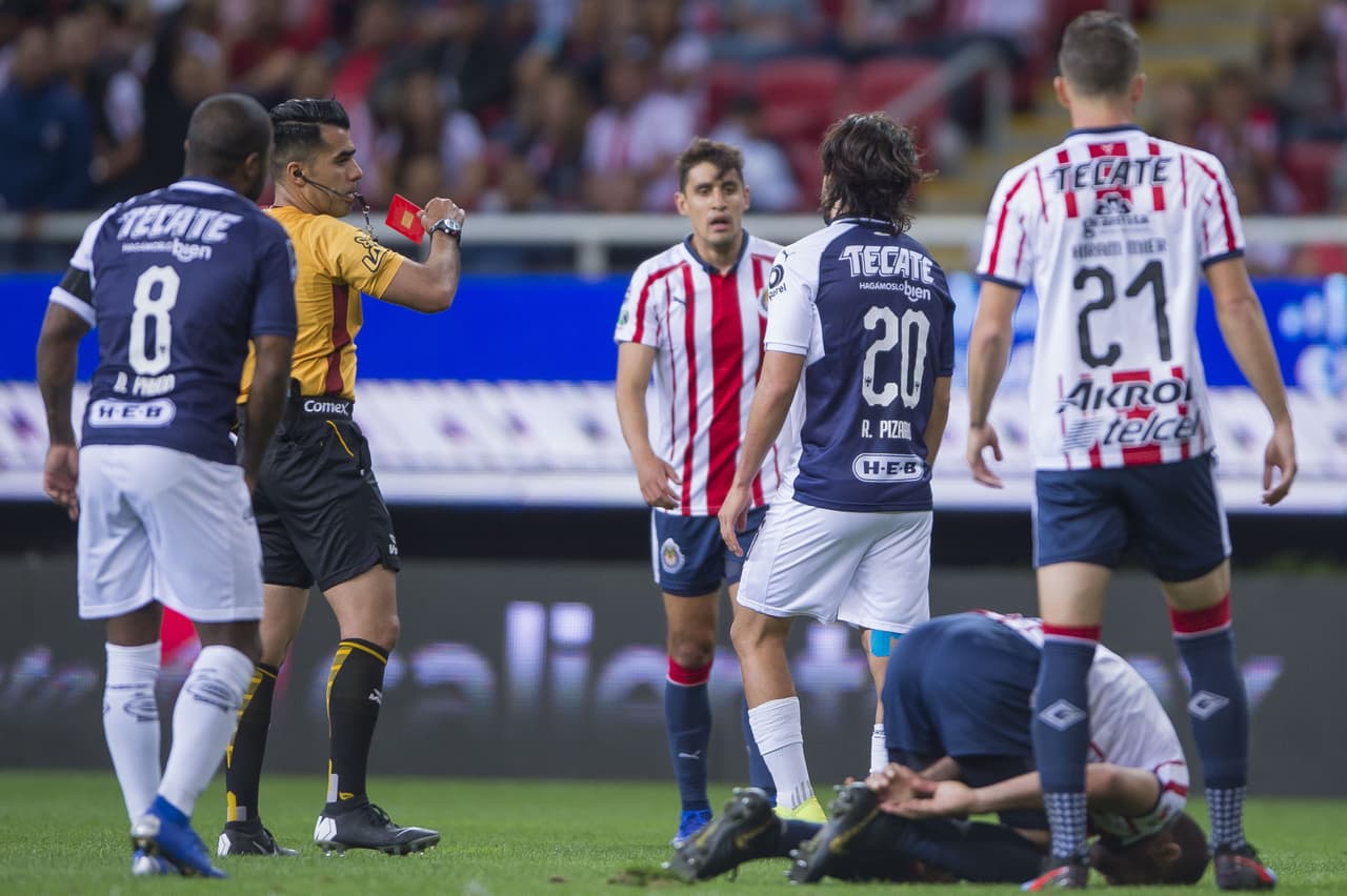 Rodolfo Pizarro (20) fue expulsado con roja directa a falta de 11 minutos para el final del juego y además se pierde el Clásico Regio.