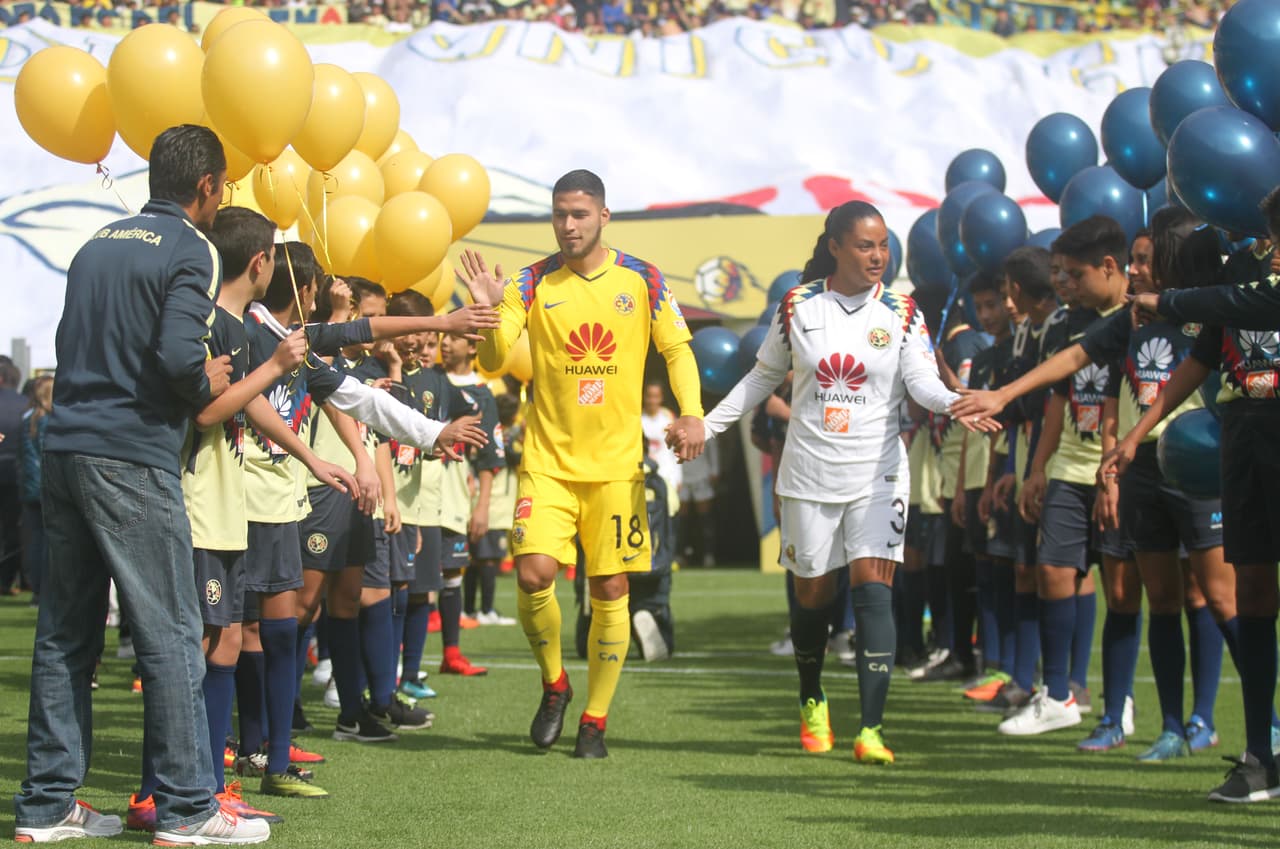 Las Águilas, tanto el equipo varonil y femenil, convivieron con los aficionados y se tomaron la foto oficial con ellos en el Estadio Azteca.