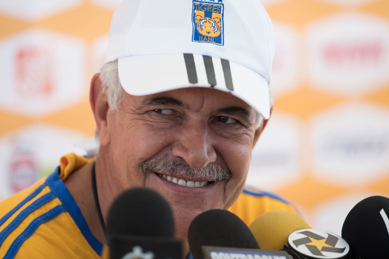 Desde su debut como timonel no ha dejado de dirigir en la Liga MX. Salió campeón con Guadalajara y Pumas en el Verano 97 y Clausura 2009, respectivamente. Con los Tigres acumula cinco títulos.