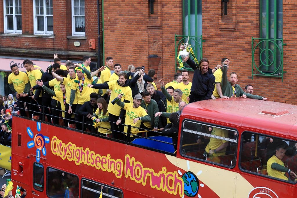 Así festejaron los futbolistas, aficionados, y todos los involucrados con el Norwich City en el desfile realizado en la ciudad de Norwich, en Norfolk, Inglaterra, donde celebraron el título obtenido en The Championship y su regreso a la Premier League para 2019-20. Incluso jugaron en el estadio Carrow Road un interescuadras para deleitar a la afición.