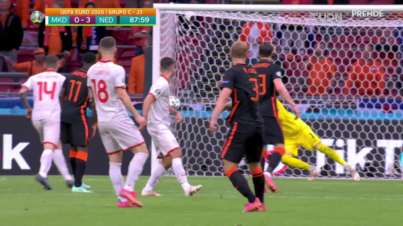 ¡TIRO ATAJADO! disparo por Matthijs de Ligt.