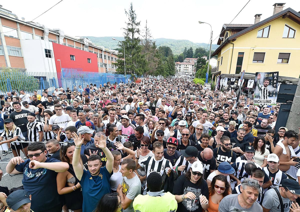 Cientos de personas no alcanzaron a ingresar al complejo deportivo para ver la presentación de la Juventus con Cristiano Ronaldo.