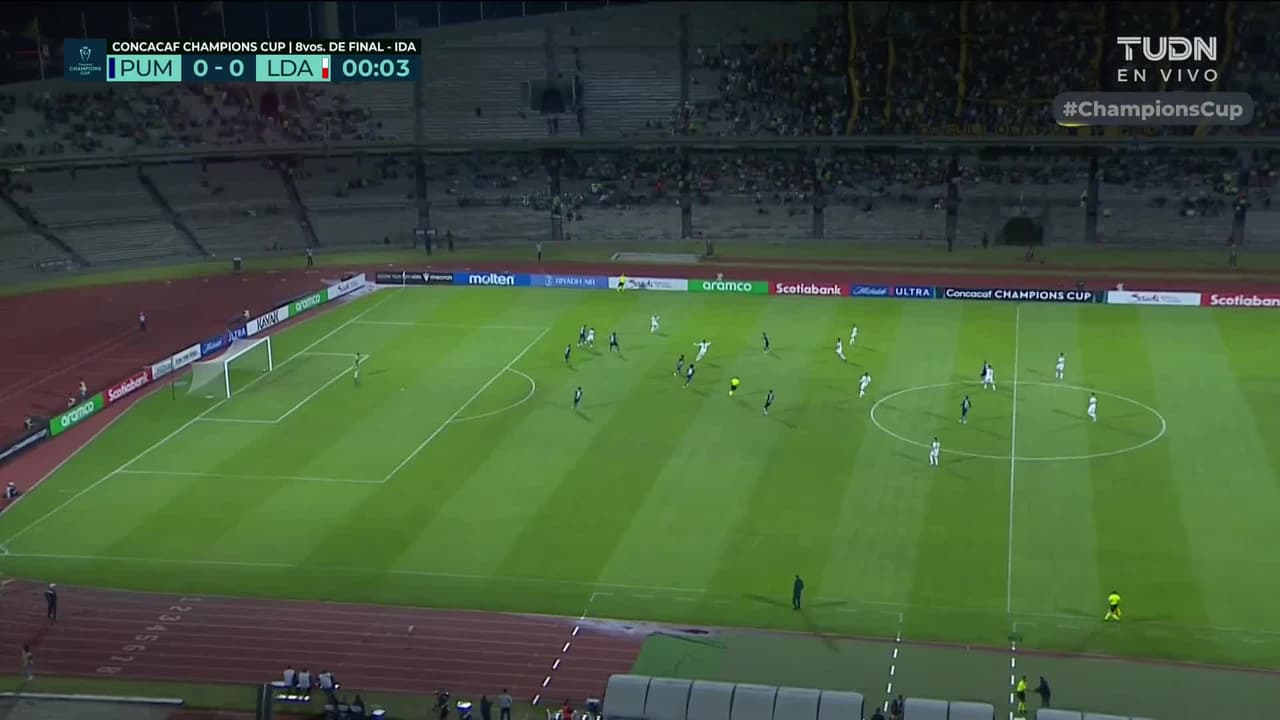 Arranca el partido y la pelota está en juego.