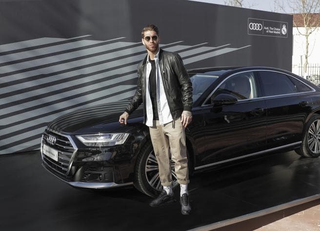 Los jugadores profesionales del Real Madrid recibieron este viernes su nuevo auto Audi. Entre sus máximas figuras, Sergio Ramos eligió una A8 50 TDI, Gareth Bale un e-tron 55, Marcelo un A7 Sportback 50 TDI y Karim Benzema una Q8 50 TDI al igual que Vinicus Jr.