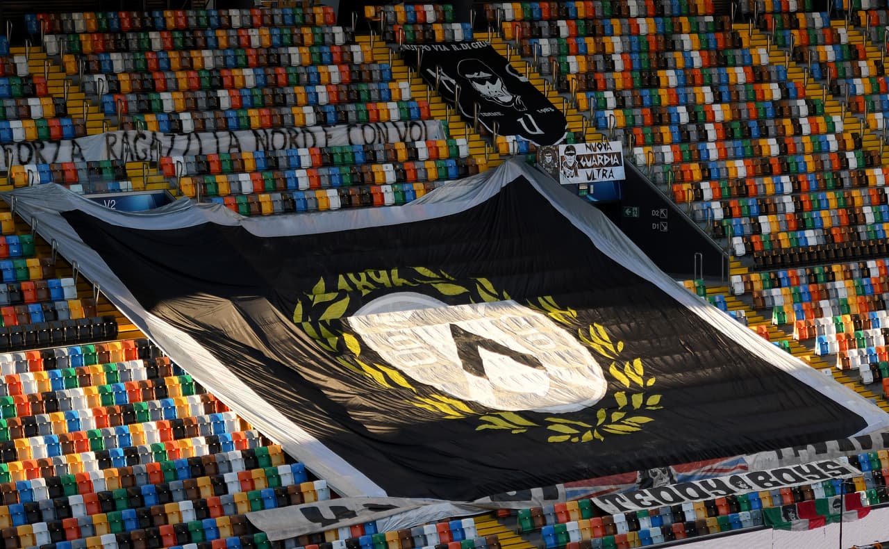 El Estadio Friuli para el juego entre Udinese y Fiorentina tuvo como apoyo una manta del equipo local.