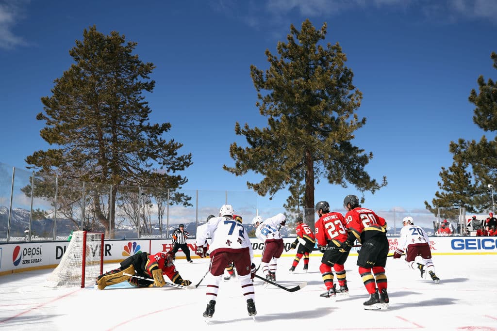 El duelo se llevó a cabo en el lago Tahoe, al aire libre y sin público. Ambos conjuntos son serios candidatos para levantar la Stanley Cup. “Es algo que tienes que ver para creer. Las fotos, por muy bonitas que sean, no representan lo que es de verdad. Es inspirador cuando sales y ves la montaña y el lago. Lo único que nos hace falta son los aficionados”, declaró DeBoer, entrenador de Vegas Golden Knights.