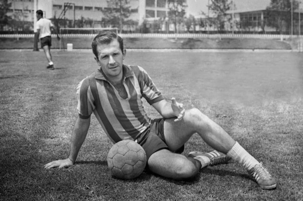 Manuel Lapuente, uno de los mejores entrenadores del futbol mexicano, logró títulos de liga y como seleccionador de México, consiguiendo el trofeo más importante a nivel selecciones: la Copa Confederaciones de 1999. En Liga MX, Manolo Lapuente hizo campeón al Necaxa, Puebla y América.