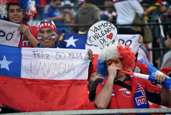 Chile y Perú jugaron un partido lleno de emociones que claisificó a los chilenos a la final, pero en las gradas se jugó otro partido muy intenso, ¿quién crees que lo ganó?