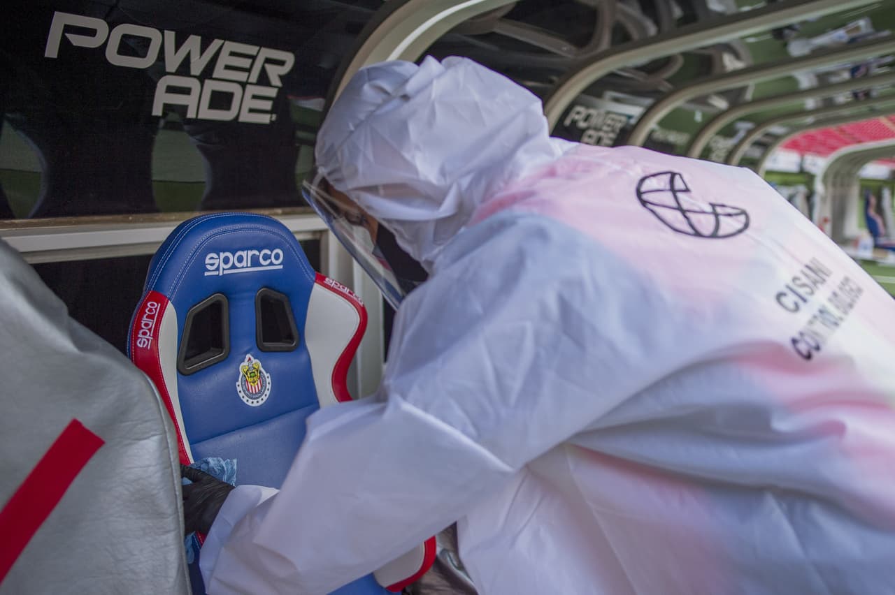 El estadio de las Chivas se ha desinfectado constantemente y cuenta con miles de despachadores de gel antibacterial. Los traslados de los equipos se realizan en autobús para evitar el uso de los aeropuertos. Los jugadores y el cuerpo técnico deben mantener una sana distancia social. Cada futbolista tendrá una botella individual para la hidratación. Además, los festejos entre jugadores están prohibidos.